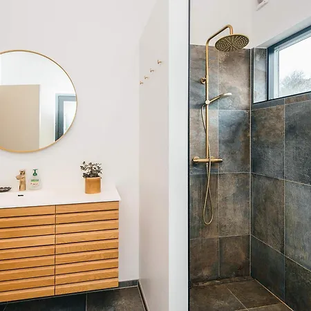 12 Person In هادرسليف